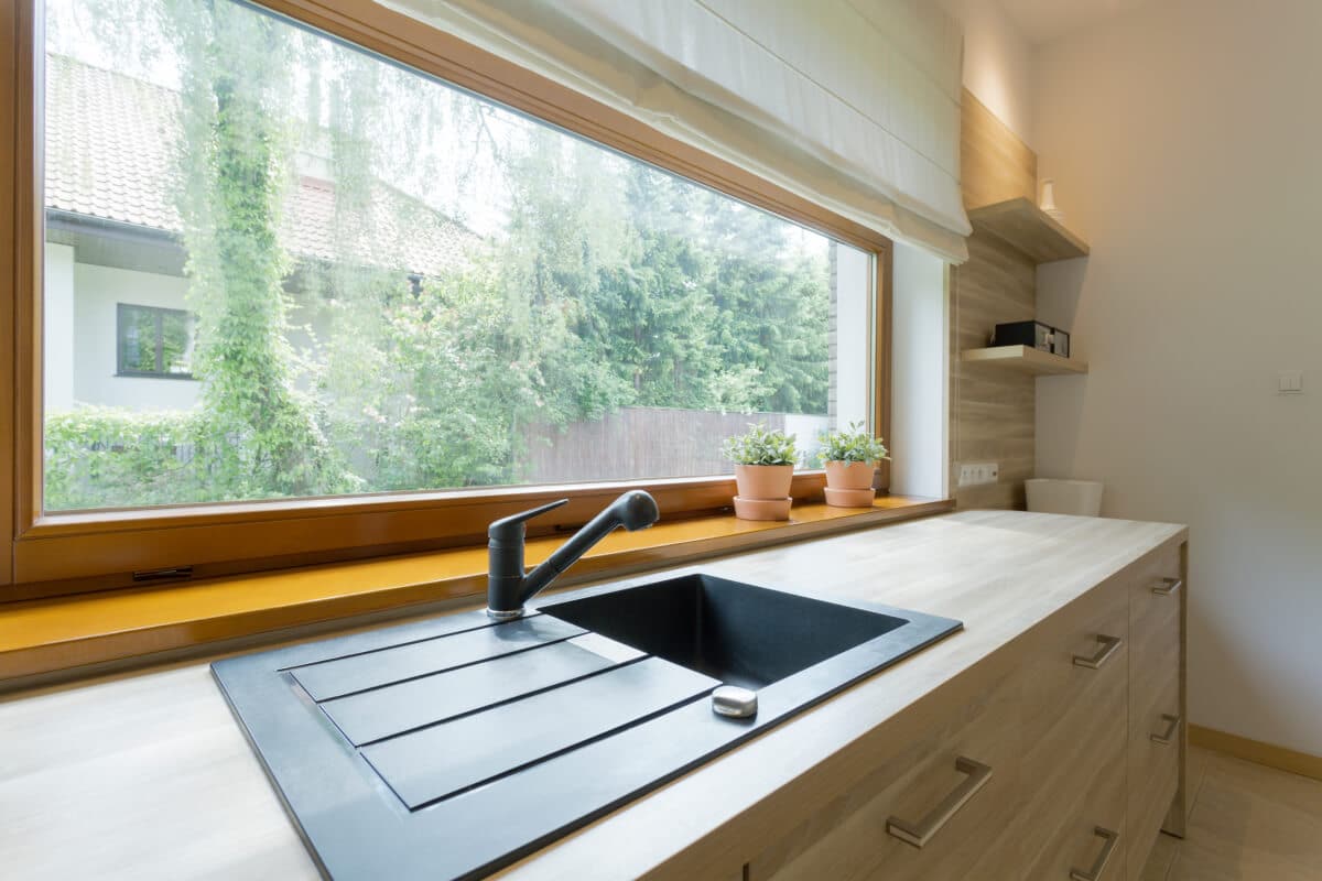 Helle Küche mit Panorama Fenster