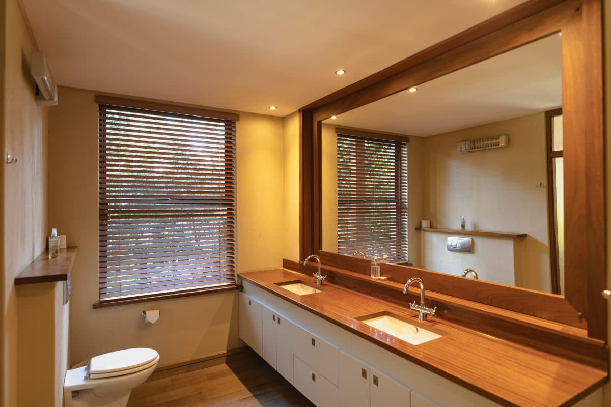 Modernes Bad mit Verzierung aus Massivholz