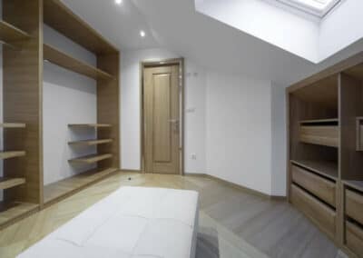 Individuell bestücktes Zimmer aus Massivholz-Möbeln