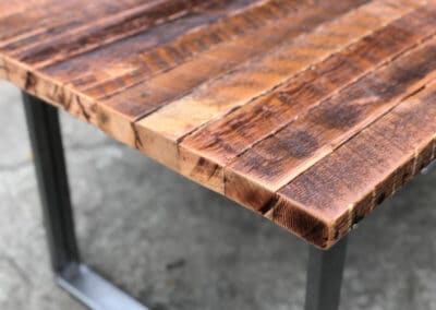 Tisch aus dunklem Massivholz