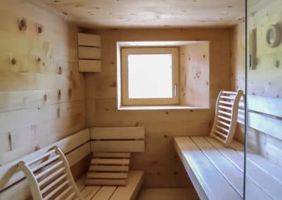 Sauna aus Massivholz von innen mit Fenster